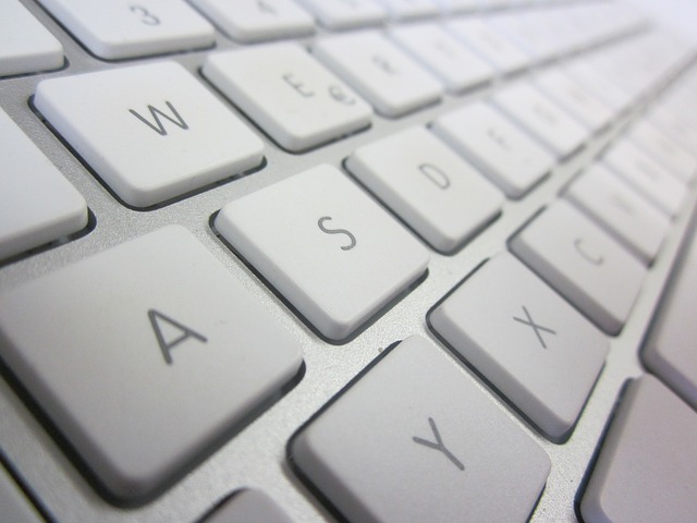 White Apple keyboard